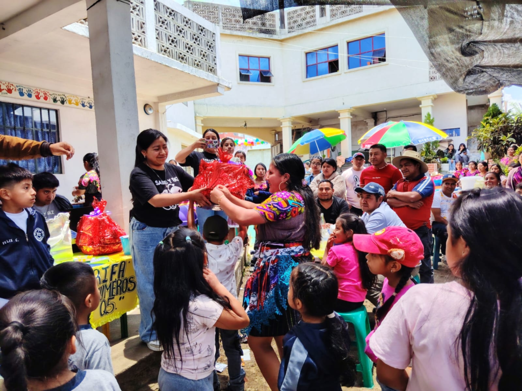 Mercadito at Colegio Susanna Wesley